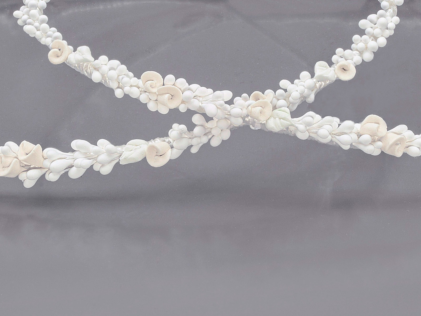 Στέφανα Γάμου Πορσελάνινα σε Λευκό και Ιβουάρ Άνθη - Image 2