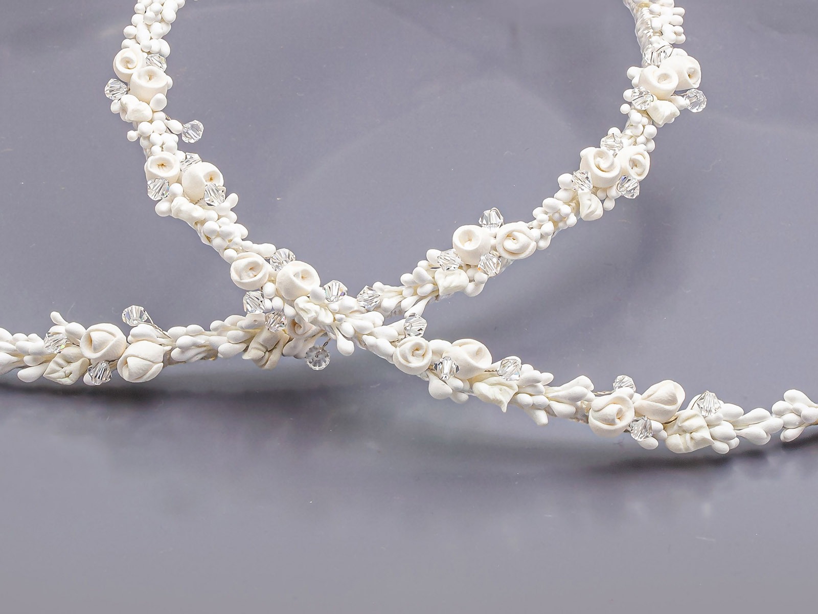 Στέφανα Γάμου Πορσελάνινα με Λευκά Άνθη και Swarovski - Image 2