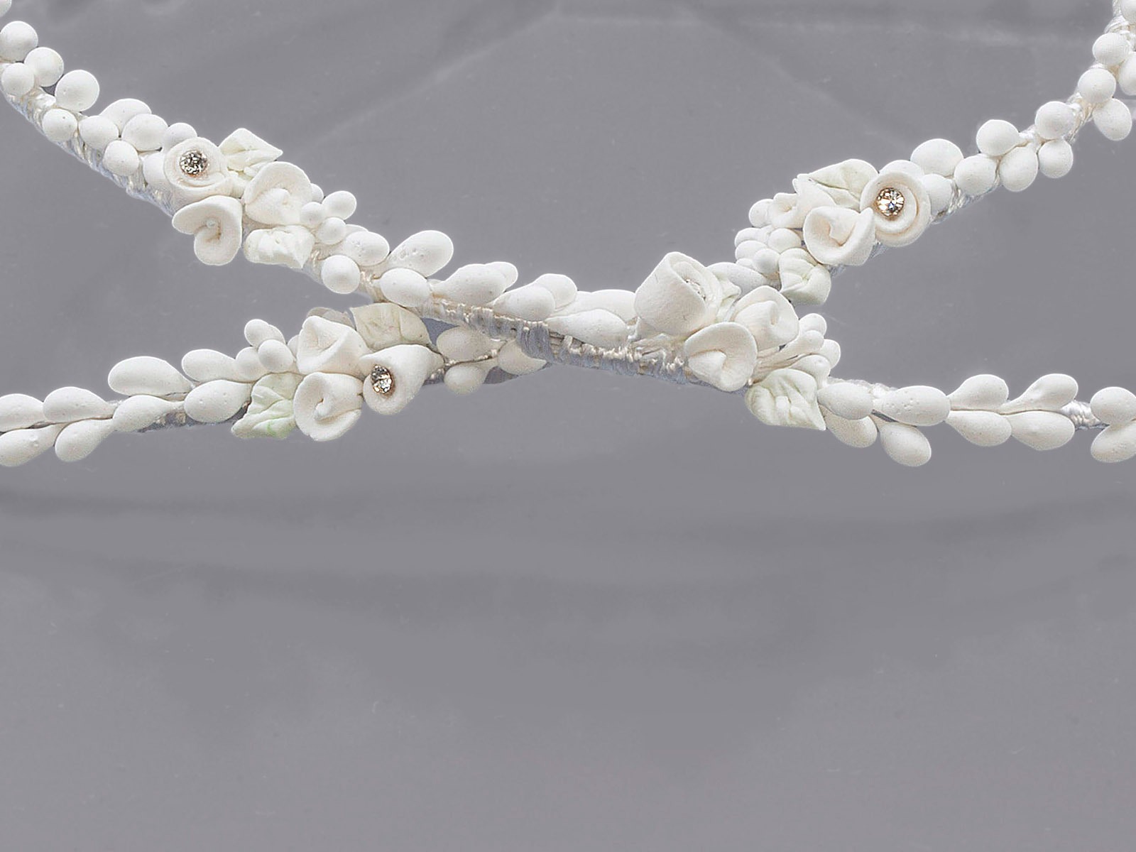 Στέφανα Γάμου Πορσελάνινα με Λευκά Άνθη και Strass - Image 2